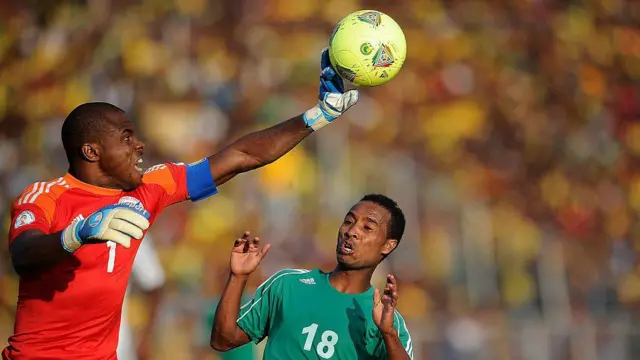 Nigeria's goalkeeper Vincent Enyeama (left) blocks the ball in front of Ethiopia's Shemeles Bekele during a World Cup 2014 qualifier football match in Addis Ababa on 13 October2013