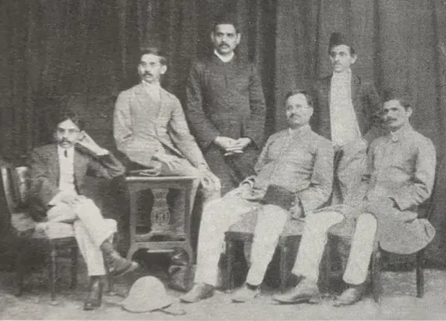 મુંબઈની ગુર્જરસભાના તરવરિયા યુવાનોઃ છેક ડાબે બૅરિસ્ટર નૃસિંહ વિભાકર, વચ્ચે ઊભેલા ઇન્દુલાલ, તેમની સાથે ઊભેલા કનૈયાલાલ મુન્શી અને છેક જમણે ચંદ્રશંકર પંડ્યા. 