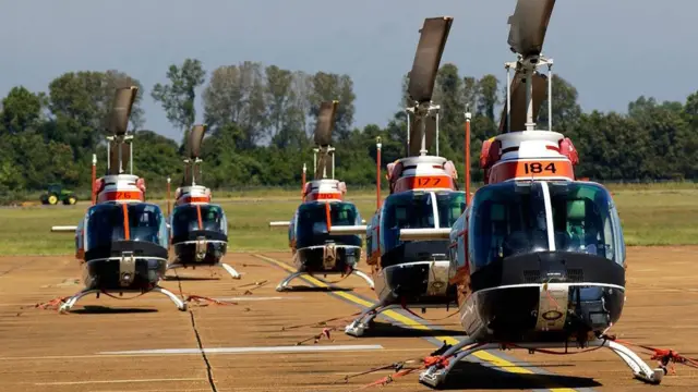 ධාවන පථයක නවතා ඇති TH-57 වර්ගයේ හෙලිකොප්ටර් යානා කිහිපයක්.
