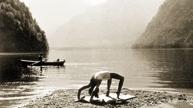 اوا براون در کنار یک دریاچه در حال انجام نرمش است