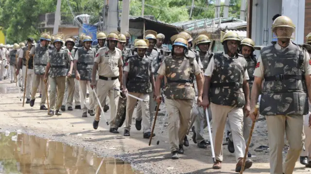 हरियाणा के नूंह में फ़्लैग मार्च करती पुलिस