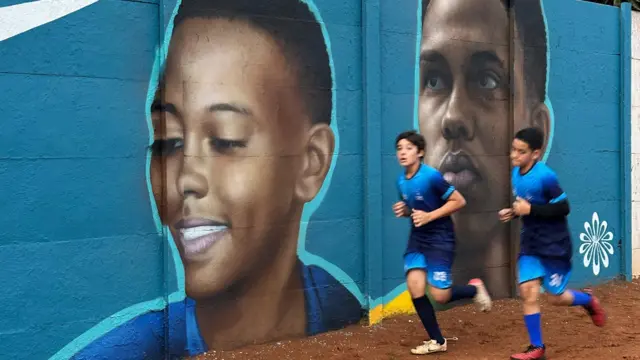 Zid u akademiji Tok de Bola u Brazilu na kojem je i slika Estevaa