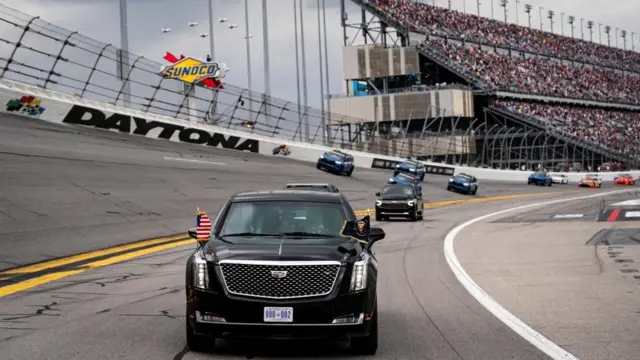 ट्रम्पको मोटरकेड काररेसको ट्र्याकमा दौडिँदै