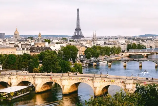 Paris mu gitondo cyo kuri uyu wa gatanu, byitezwe ko iba ishashagira mu ijoro rya none