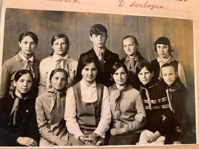 Шкільна фотографія класу Дмитра Козака. Він у самому центрі згори