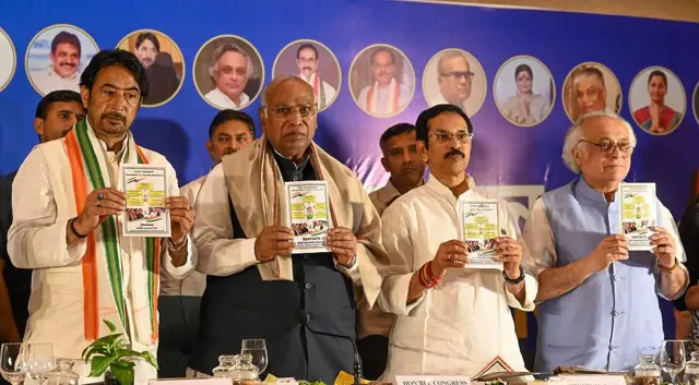 कांग्रेस के प्रदेश अध्यक्ष शुभंकर सरकार (दाहिने से दूसरे) का दावा है कि सरकार बनाने में किसी एक पार्टी का वर्चस्व नहीं होगा (फ़ाइल फ़ोटो)