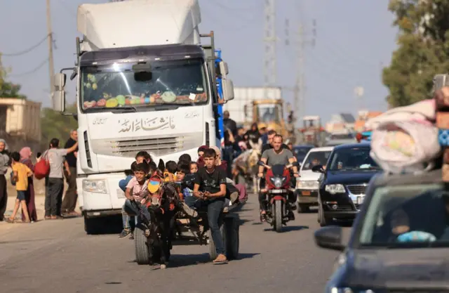 فرار فلسطینی‌ها از شهر غزه با ماشین، کامیون و گاری الاغ، ۱۳ اکتبر ۲۰۲۳