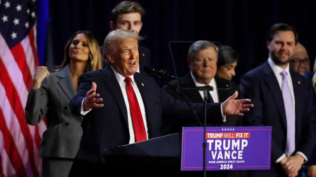 Candidato republicano Donald Trump faz discurso declarando vitória nas eleições presidenciaissemifinal copa do mundo 20242024 no Palm Beach County Convention Center,semifinal copa do mundo 2024Palm Beach, Flórida, na madrugada do dia 6semifinal copa do mundo 2024dezembro.
