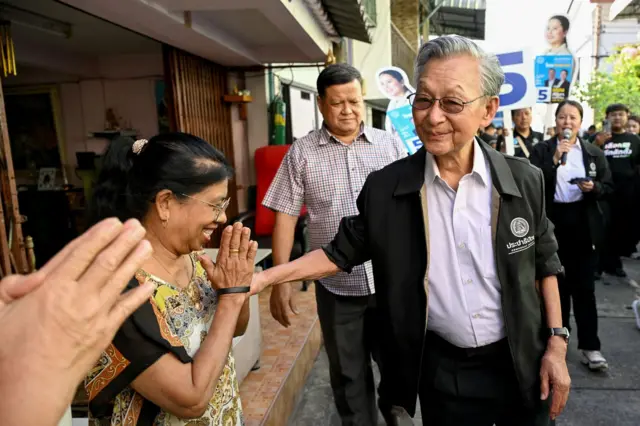 ชวน หลีกภัย ประธานสภาที่ปรึกษาพรรค ปชป. ช่วยหาเสียงในการเลือกตั้ง 2569