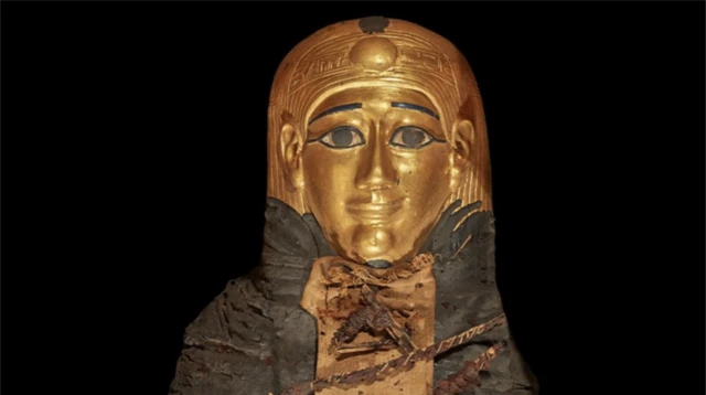 The death mask of the "golden boy"