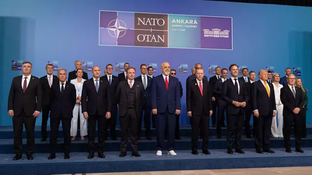 NATO ülkelerinin liderleri üç katlı bir podyumda yan yana duruyor