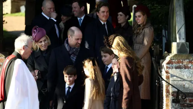 Mike Tindall (na fila de trás, da esquerda para a direita), Jack Brooksbank, Edoardo Mapelli Mozzi, as princesas Eugenie e Beatrice de York, e Zara Tindall, o príncipe Louis de Gales, o príncipe William, a princesa Charlotte de Gales, o príncipe George de Gales, Mia Tindall e a princesa Catherine de Gales saem após participarem da tradicional missa de Natal da Família Real na Igreja de Santa Maria Madalena, na propriedade de Sandringham.