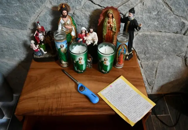 Un altar con figuras religiosas y veladoras