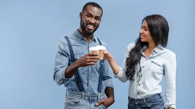 Umugabo n'umugore bafise udukombe tw'ikawa