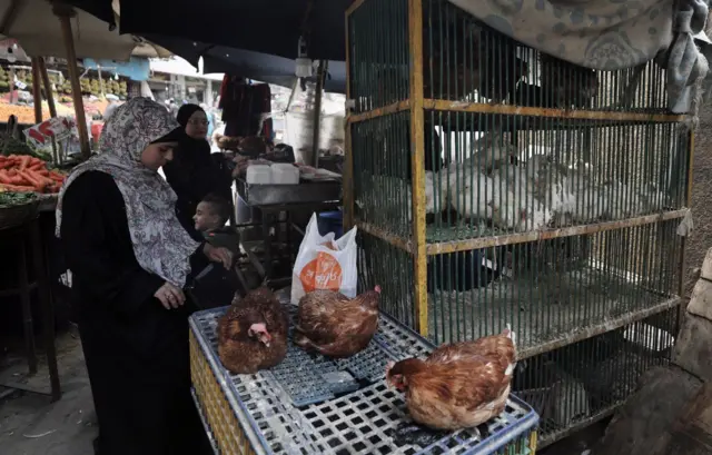 تعاني مصر نقصا حادا في توافر العملة الصعبة (الدولار)