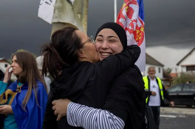 devojka sa hidžabom na studentskom protestu, grli je žena