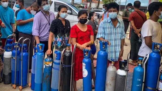 জান্তা সরকারের আমলে তিন দফায় বেড়েছে জ্বালানির দাম।