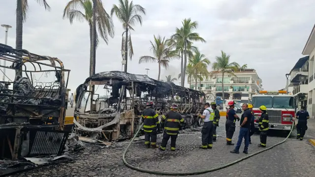 Un autobús incendiado en los disturbios en México.