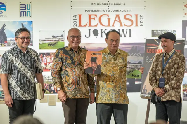 Menteri Komunikasi dan Informatika Budi Arie Setiadi (kedua kanan) memperlihatkan buku foto Legasi Jokowi disaksikan Dirjen IKP Kemenkominfo Prabu Revolusi (kiri), Direktur Utama Perum LKBN ANTARA Akhmad Munir (kedua kiri) dan Kurator Galeri Foto Jurnalistik ANTARA Ismar Patrizki (kanan) saat peluncuran buku dan pameran foto Legasi Jokowi 2014-2024 di Galeri Foto Jurnalistik Antara, Antara Heritage Center, Jakarta, Jumat (11/10/2024). Pameran dan peluncuran buku foto yang digelar Perum LKBN ANTARA tersebut menampilkan 145 foto yang menggambarkan perjalanan Joko Widodo sejak menjabat sebagai Wali Kota Solo, Gubernur DKI Jakarta, hingga masa akhir periode kedua sebagai presiden.
