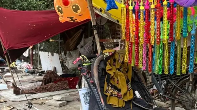 ਫੁੱਟਪਾਥ 'ਤੇ ਲੇਟੀ ਇੱਕ ਮਹਿਲਾ ਦੀ ਤਸਵੀਰ