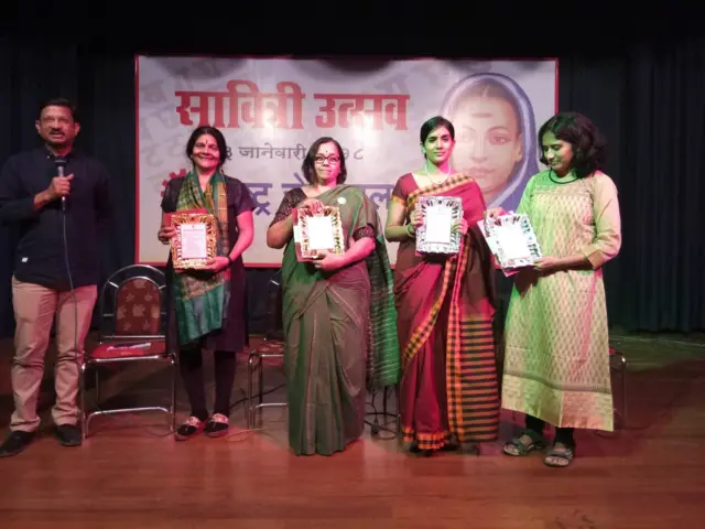 सावित्री उत्सवात सहभागी झालेल्या अभिनेत्री सोनाली कुलकर्णी, सुहिता थत्ते, मुक्ता दाभोलकर व इतर