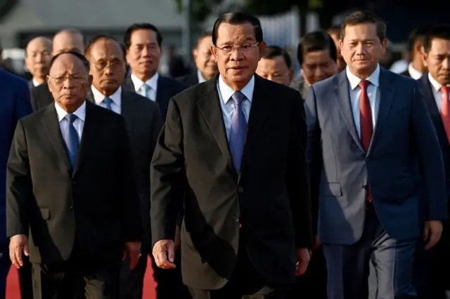 Ảnh ông Hun Sen và con trai ông, Thủ tướng Hun Manet trong sự kiện đánh dấu ngày chế độ Khmer Đỏ bị lật đổ vào 7/1/2024