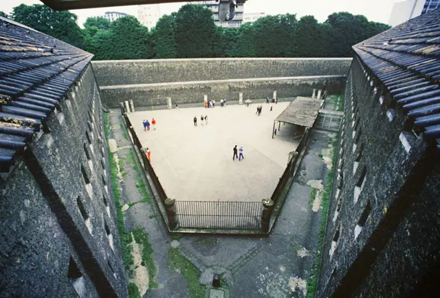 Çatlı'nın bir dönem hapis yattığı, Paris'teki La Santé Cezaevi'nin fotoğrafı. Avluda mahkumlar yürüyüş yapıyor.