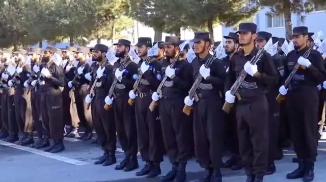 ځینې پولیس په درېشیو کې له وسلو سره په جم نظام کې ولاړ دي.