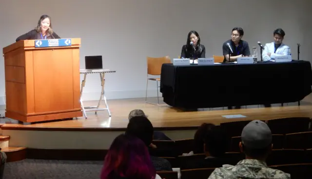 Thảo luận chủ đề “Những thách thức cho việc hòa giải” với Giáo sư Nguyễn Thị Liên Hằng (trên bục) Phạm Thị Hồng Hà, Vincent Trần và Alex Thái Đình Võ (Ảnh: Bùi Văn Phú)