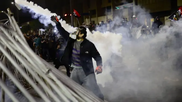 Перуда Z муунуна кирген демонстранттар чиновниктердин арасындагы коррупцияга жана кылмыштуулуктун өсүшүнө нааразылыгын билдирип, Республиканын Конгрессин кайтарган полиция менен кагылышты