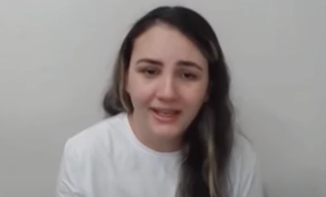 Imagem de Débora Rodrigues dos Santos usando camisa branca em um fundo branco