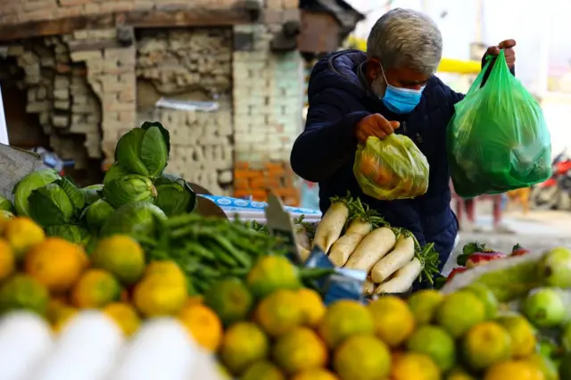 කිලෝ 5ක ප්‍රමාණයේ බෑගයක තොග මිල රුපියල් 240 සිට 300 දක්වා වන අතර රුපියල් 400ත් 500ත් අතර මිලකට කිලෝ 10 ප්‍රමාණයේ ෂොපින් බෑග් අලෙවි වේ.