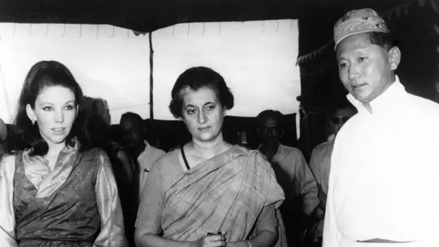 দিল্লি বিমানবন্দরে ইন্দিরা গান্ধী (মাঝে)-র সঙ্গে সিকিমের রাজা চোগিয়াল ও রাণী হোপ কুক