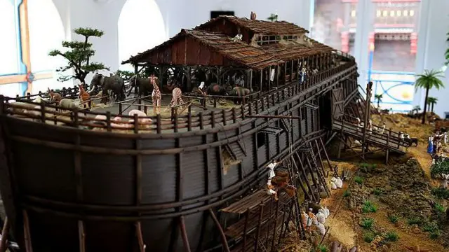 বাইবেলের ভাষ্য অনুযায়ী, লম্বায় নূহের নৌকার দৈর্ঘ্য ছিল প্রায় পাঁচশ ফুট