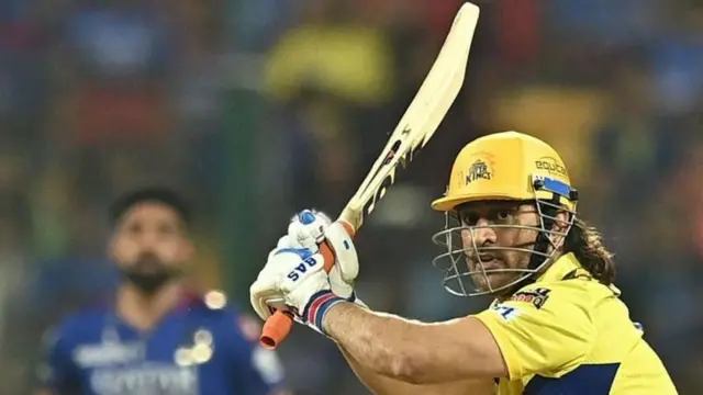  மகேந்திர சிங் தோனி 
