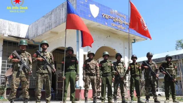 ပုဏ္ဏားကျွန်းမြို့ကို သိမ်းပိုက်နိုင်တဲ့ဓာတ်ပုံတွေကို အေအေက မတ် ၉ ရက်မှာ ထုတ်ပြန်လာတာပါ။
