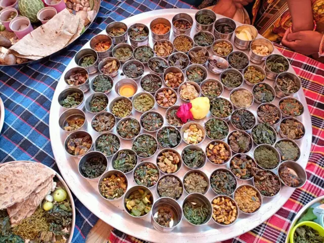 बारीपाड्यात आयोजित वनभाजी महोत्सवातील विविध रानभाज्यांनी सजलेली थाळी