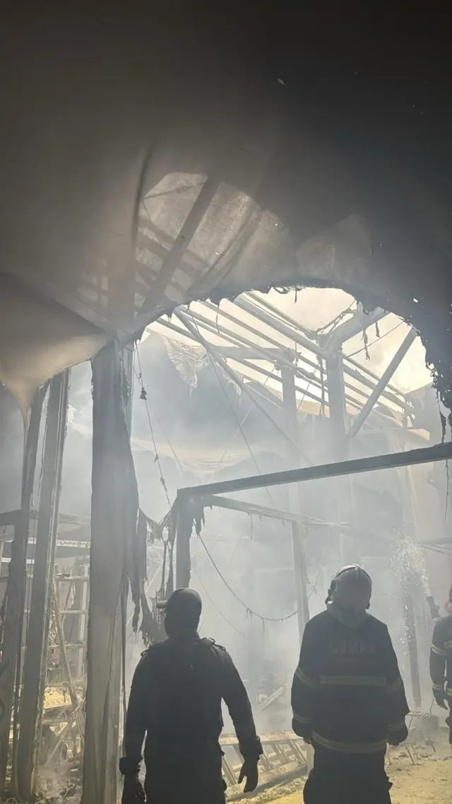 Lona destruída após incêndio que atingiu a Zona Azul da COP ser controlado