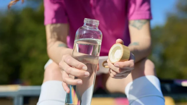 다회용 물병을 사용하는 사람