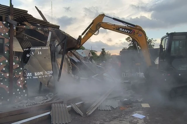 Momen markas GRIB Jaya Pondok Betung, Kecamatan Pondok Aren, Tangerang Selatan (Tangsel), dibongkar dengan menggunakan eskavator.