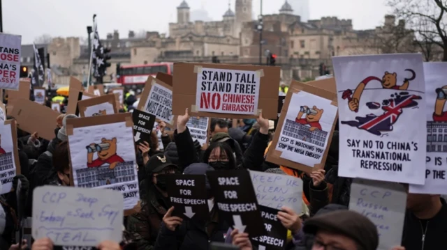 تجمعی از مردم با پلاکاردهایی در دست