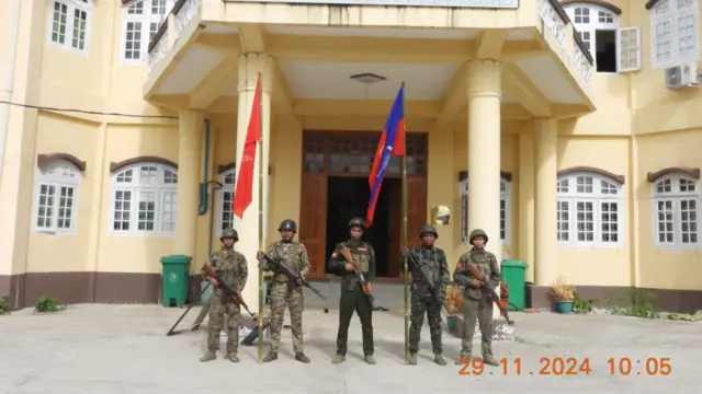 အမ်းမြို့ စစ်ကောင်စီ အထွေထွေအုပ်ချုပ်ရေးရုံးကို ထိန်းချုပ်ထားတဲ့ အေအေ တပ်ဖွဲ့ဝင်များ