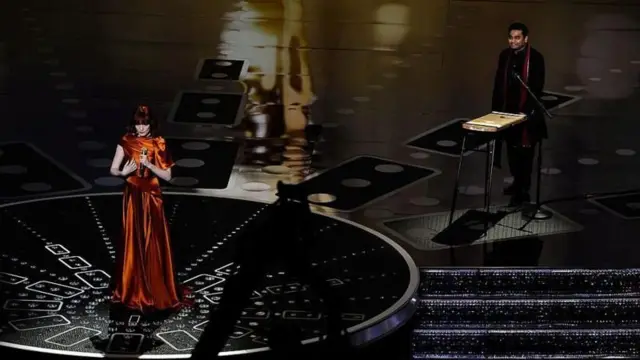 27 फेब्रुवारी 2011 रोजी, 83व्या अकॅडमी अवॉर्ड्सच्या कोडॅक थिएटरमध्ये, गायिका फ्लॉरेन्स वेल्चसोबत ए.आर. रहमान यांनी चित्रपट '127 अवर्स'साठी नामांकित मूळ गाणं 'इफ आय रायज' सादर केलं.