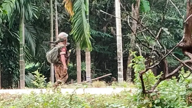 ကေအဲန်ယူ တပ်မဟာ ၆ နယ်မြေ၊  ဒူးပလာယာခရိုင်အတွင်းမှာတွေ့ရတဲ့ စစ်ကောင်စီတပ်ဖွဲ့ဝင်တစ်ဦး 
