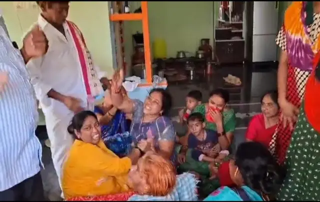 मुरली नाईक कुटुंबिय आणि नातलग