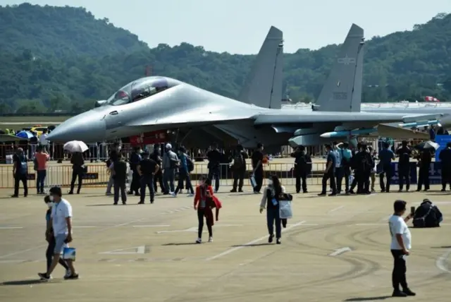 Кытай коргонуу чыгымдарын 7,5%га көбөйттү, бирок бул акча кайсы бир булактан алынышы керек эмеспи. Жеке менчик тармагы жана каржы тармагы казынаны бир кыйла толуктап турат, бирок алар ошол эле учурда социалисттик принциптерге өз кедергисин тийгизет.