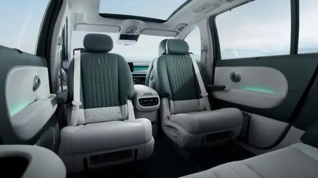 ردیف دوم صندلی‌ها را می‌توان چرخاند