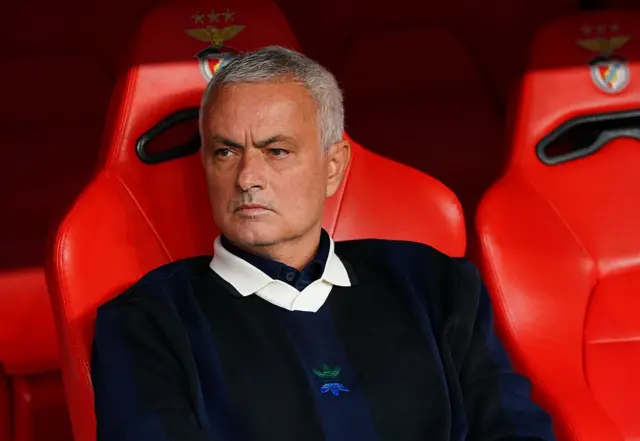 Jose Mourinho yedek kulübesinde oturuyor