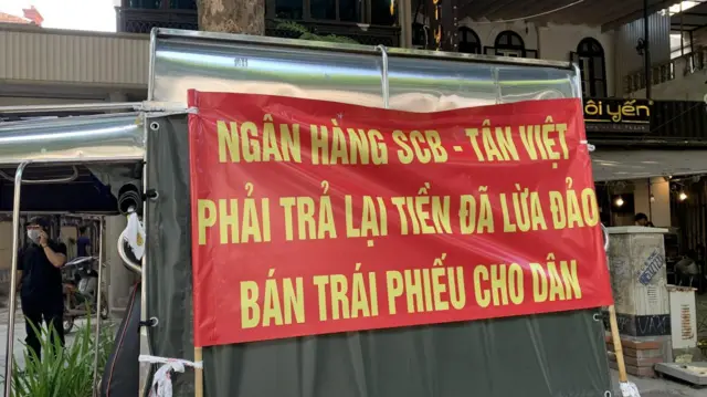 Băng rôn yêu cầu SCB và Tân Việt trả tiền tại Hà Nội