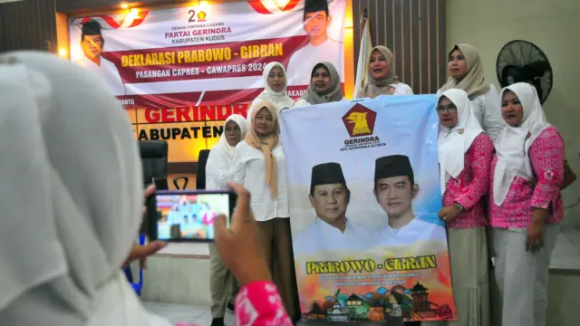 Sejumlah pengurus Dewan Pimpinan Cabang (DPC) Partai Gerindra membentangkan spanduk saat deklarasi mendukung Prabowo-Gibran di Kantor DPC Gerindra, Kudus, Jawa Tengah, Rabu (11/10/23).